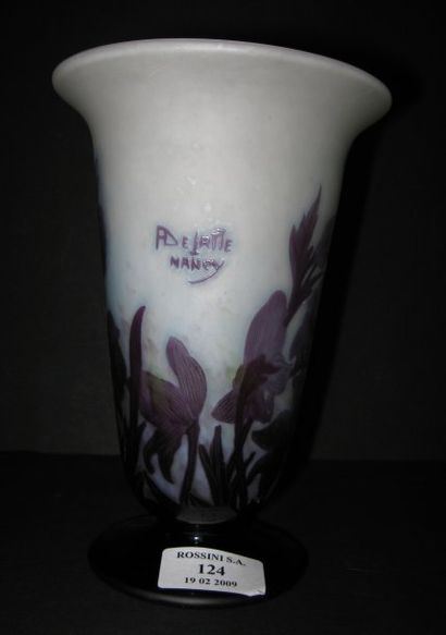 null Vase cornet à décor de fleurs bleues et violettes, en verre multicouche, dégagé...