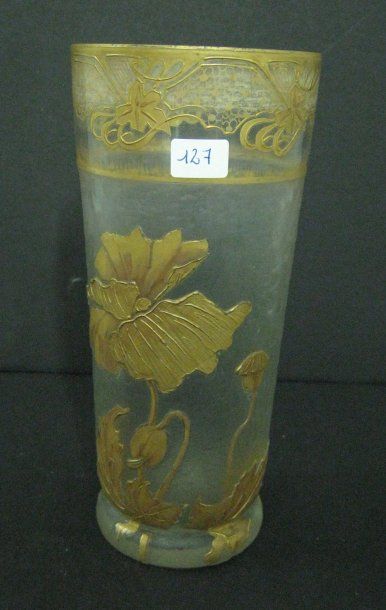 null Vase conique décor aux pavots dégagé à l'acide sur un fond givré, puis doré....
