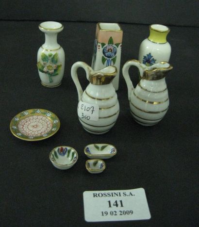 null Lot d'objets minuscules en porcelaine de Limoges comprenant trois vases, deux...