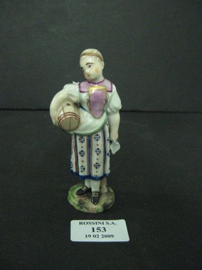 null Statuette représentant une jeune femme au tonneau en porcelaine. H: 11,2cm.