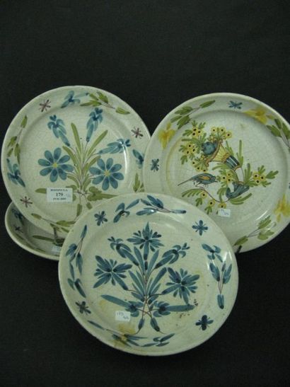 null Trois plats ronds, contours à décor floral, faience des Islettes . D : 27.5...