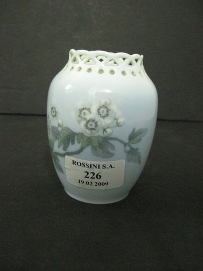 null Vase de forme balustre à col ajouré, décor à la branche fleurie, porcelaine...
