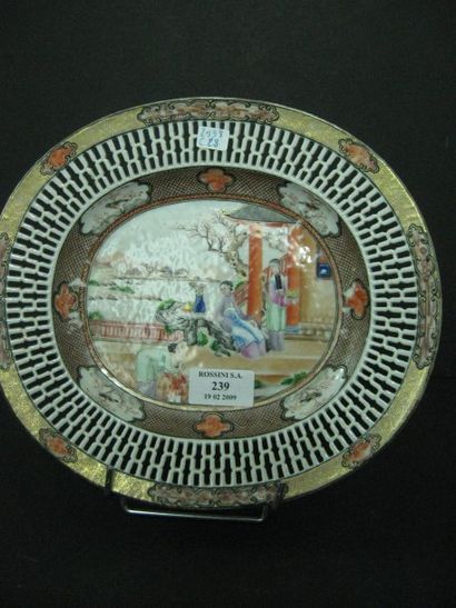 null Plat ovale, bord ajouré, scène de Palais polychrome, porcelaine de chine, XIXème...