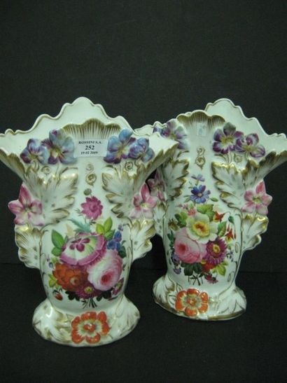 null Paire de vases cornet, décor floral, porcelaine de Paris, vers 1950 (bon état)...