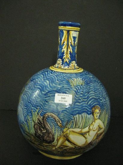 null Vase bouteille Décor Leda et Neptune sur fond ondé, polychrome. Faïence de Nevers...