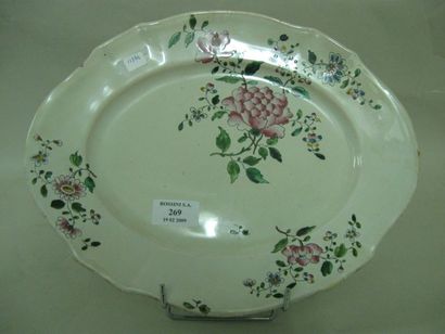 null Petit plat ovale à bord contourné à décor de fleurs en bouquet décentrés polychrome....