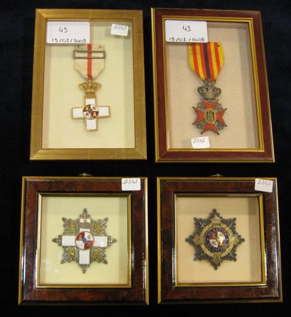 ESPAGNE Lot : a) Plaque du mérite en campagne ; b) Plaque du Mérite Militaire ; c)...