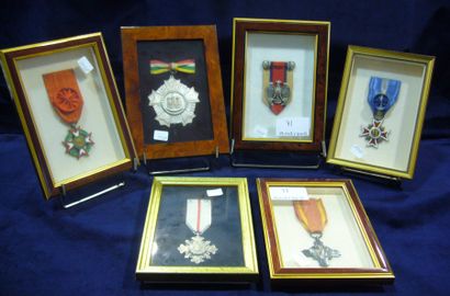 null Lot de décorations : a) Officier du Mérite ivoirien ; b) Officier de la Couronne...