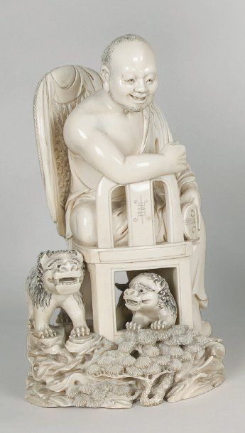  Important sujet en ivoire représentant un Lohan assis en délassement royal, sur...