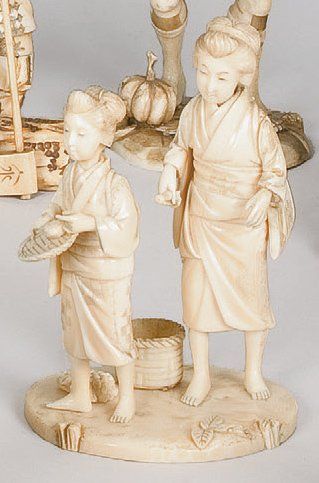 null Okimono en ivoire représentant une jeune femme et sa servante. Japon. H.: 14...