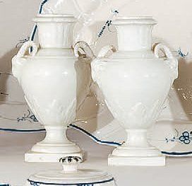 null Paire de Vases décoratifs à anses têtes de boucs, fin du XVIIIe siècle. Faïence...