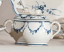 null Deux Pots à jus. Décor de guirlandes peintes en bleu. Trace de la marque B.L...