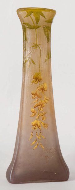 DAUM Haut vase à section rectangulaire en verre soufflé, légèrement étranglé à décor...