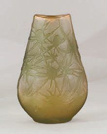 Emile GALLÉ Petit vase en verre doublé à décor de chardons anis sur fond blanc. Signé...