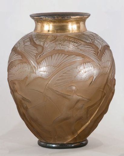 René LALIQUE (1860 - 1945) Vase Archers en verre fumé soufflé moulé. Col et talon...