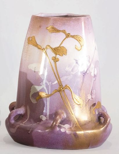 Clément MASSIER (1844 - 1917) Vase hexagonal à tronc bombé sur base enflée à six...