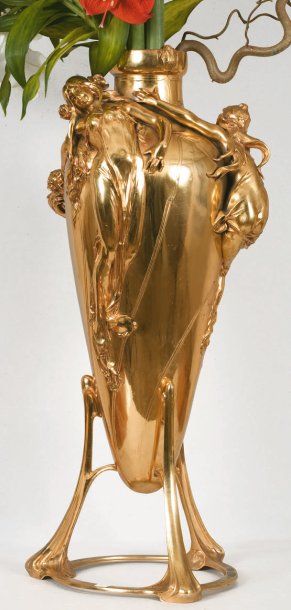 C.MEINHARDT Vase amphore en métal doré à décor en haut relief d'amours et de femmes,...