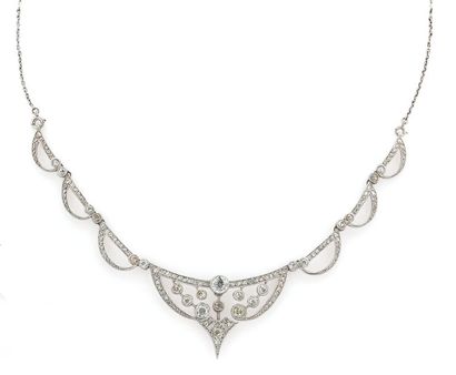 null Collier en or gris, le décolleté formé de motifs de draperie sertis de diamants...