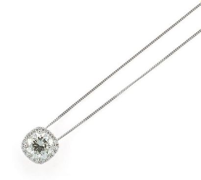 null Pendentif en or gris sertie d'un diamant taillé en brillant dans un entourage...