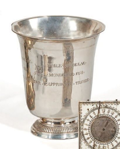 null Belle timbale sur pied en argent, décor de filets et godrons. Paris 1755 - 1758...