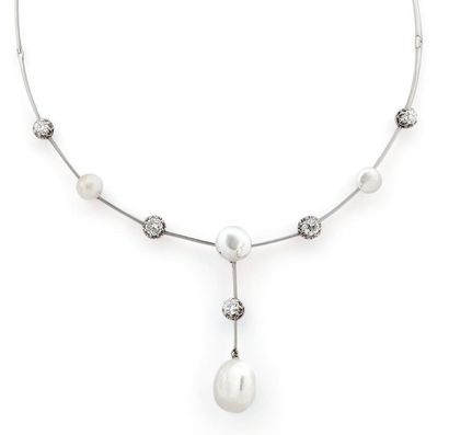 null Collier en or gris et platine, le tour de cou ponctué de perles boutons alternées...