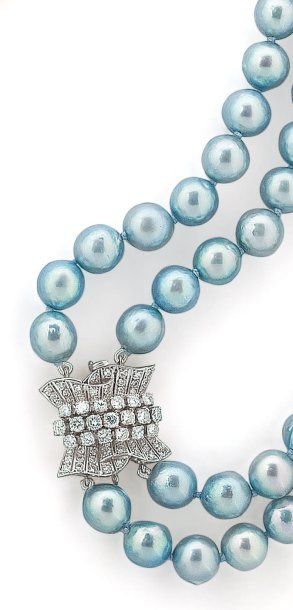 Collier formé de 117 perles de culture (teintées)...