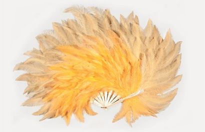 null Éventail en plumes de nandou orange et sable. Monture en nacre. Bélière. Vers...