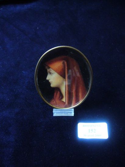 null Miniature ovale sur ivoire peint d'un profil de femme. Signé à gauche : Raddl....