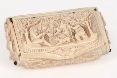 null Tabatière en ivoire sculpté de scènes paysannes et de quartefeuilles. Vers 1830...