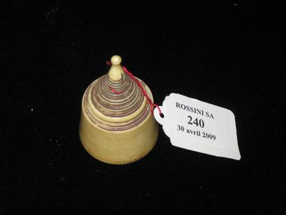 null Sceau en forme de stupa en ivoire, la base servant de cachet représentant une...