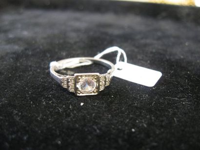 null Bague en platine sertie d'un pierre blanche d'imitation. Poids brut : 2,7 g