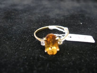 null Bague en or jaune ornée d'une citrine épaulée de deux petits diamants. Podis...