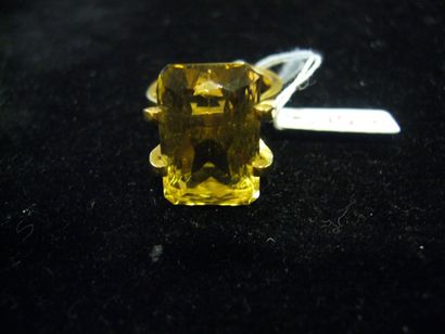 null Bague or jaune sertie d'une pierre orangée. Poids brut : 6,8 g