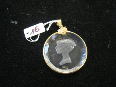 null Pendentif en or jaune serti d'un médaillon en verre décoré d'un profil de femme...