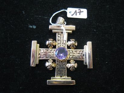 null Pendentif croix en ALLIAGE d'or ( 9 k ) centrée d'une pierre mauve. Poids brut...