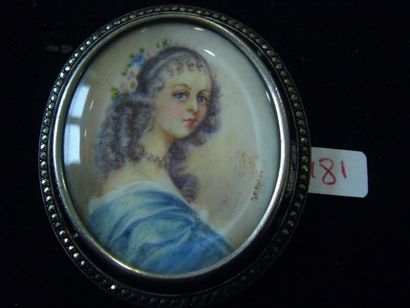 null Broche ovale en argent ornée d'une miniature figurant un portrait de jeune ...
