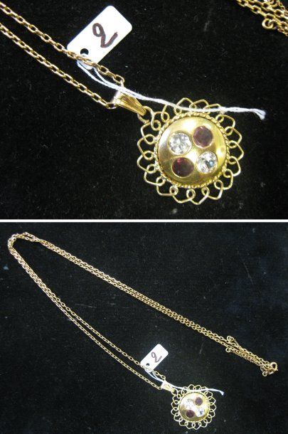 null Pendentif et chaîne en or jaune, le pendentif rond orné de 4 pierres d'imitation....