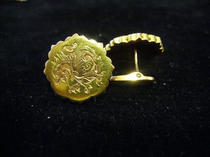 null Paire de boutons de col en or jaune et or rose en forme de rosace et à décor...