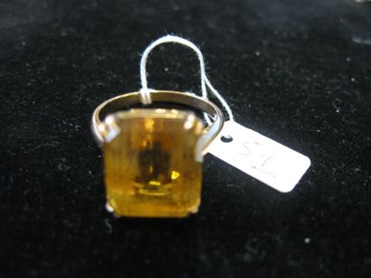 null Bague en or jaune sertie d'une citrine rectangulaire. Piods brut : 5,8 g