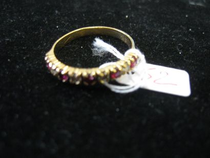 null Bague en or jaune sertie d'une ligne de rubis et diamants en alternance ( anneau...