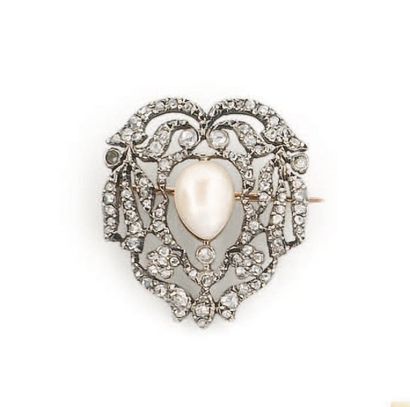 null Broche en argent en forme d?écusson sertie de diamants taillés en rose et centrée...