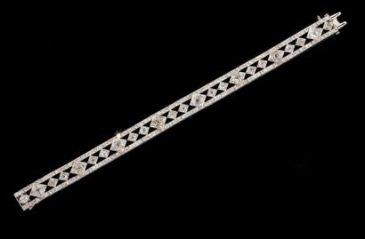null Bracelet ruban articulé en platine orné d?une ligne centrale de diamants taillés...