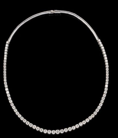 null Collier en or gris et platine ornée d?une rivière de 75 diamants taillés en...