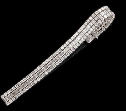 null Elégant bracelet en or gris et platine composé d?une ligne centrale de diamants...