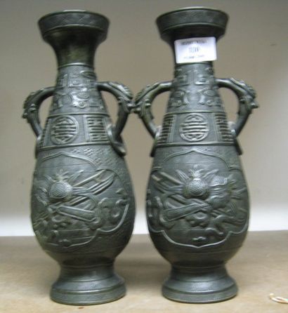 null Paire de vases de forme balustre a glacure plombifere imitant le bronze. Le...