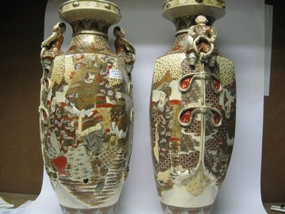 null Paire de vases de forme hexagonale, en faience de Satzuma decores de samourais,...