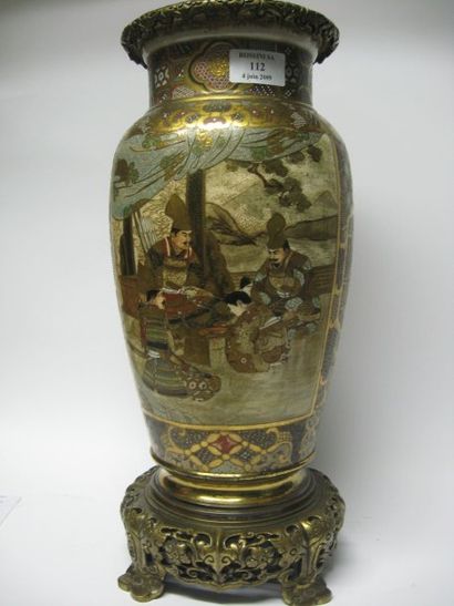 null Vase balustre en faience de Satzuma, decor polychrome de dignitaires et samourais....