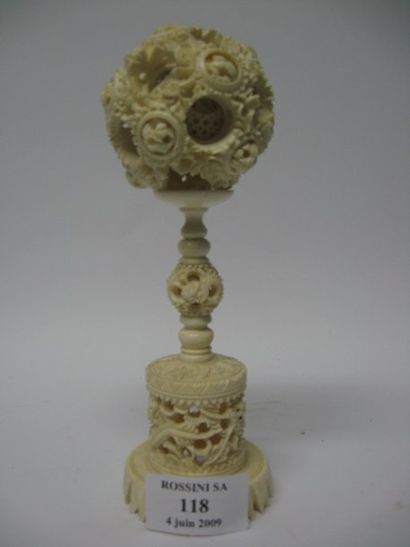 null Boule de Canton et son présentoir en ivoire, le socle sculpte de dragon. Chine....