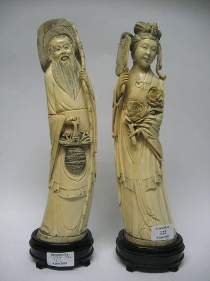 null Sujet en ivoire representant un couple. Chine. Haut. : 32 cm.