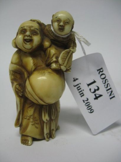 null Netsuke en ivoire representant Bouddha, un enfant sur son epaule (feles). Japon,...